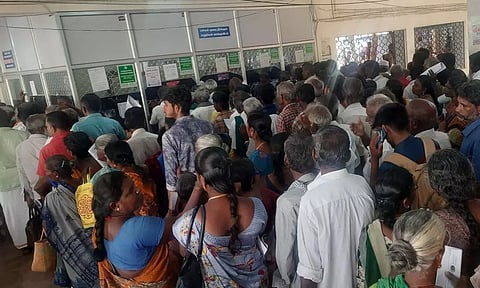 கலெக்டர் அலுவலகத்தில் மனு கொடுக்க குவிந்த பொதுமக்கள்