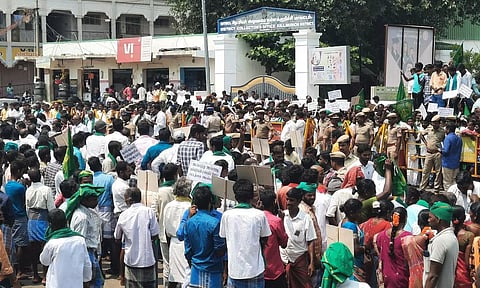 பட்டா வழங்கக்கோரி கலெக்டர் அலுவலகத்தை முற்றுகையிட்டு மலைவாழ் மக்கள் போராட்டம்