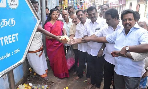 ரூ.1¾ கோடியில் சிமெண்டு சாலைகள் அமைக்கும் பணி