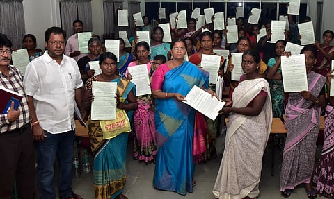 52 பயனாளிகளுக்கு இலவச வீட்டுமனை பட்டா