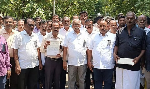 சிறு-குறு தொழிற்சாலை உரிமையாளர்கள் கருப்பு 'பேட்ஜ்' அணிந்து கலெக்டரிடம் மனு