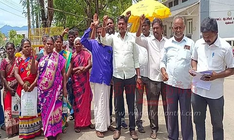 கோவிலை இடித்தவர்கள் மீது நடவடிக்கை எடுக்கக்கோரி கலெக்டரிடம் பொதுமக்கள் மனு