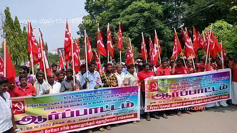 சேலம் கலெக்டர் அலுவலகம் அருகேசுமைதூக்கும் தொழிலாளர்கள் ஆர்ப்பாட்டம்