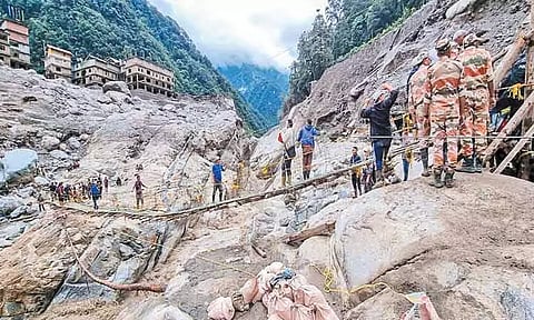 சிக்கிம் வெள்ளத்தால் ஆங்காங்கே சிக்கிக்கொண்ட சுற்றுலா பயணிகளை மீட்கும் பணியில் விமானப்படை தீவிரம்