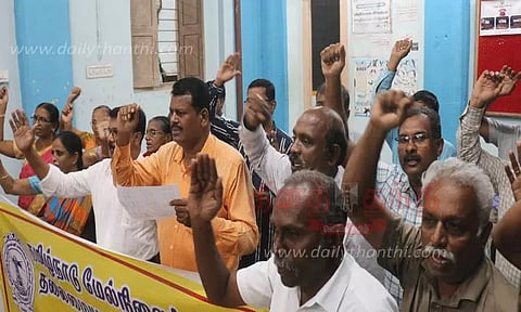 மேல்நிலைப்பள்ளி தலைமை ஆசிரியர்கள் ஆர்ப்பாட்டம்