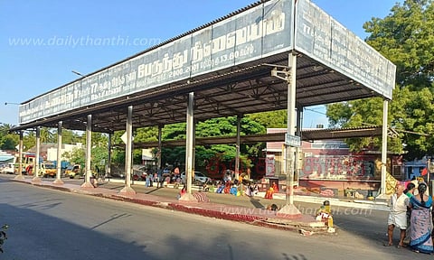 பராமரிப்பின்றி காணப்படும் தாராசுரம் பஸ் நிறுத்தம்