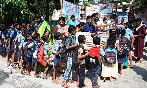 போக்குவரத்து நெரிசலை குறைக்க பள்ளிகள் திறக்கும் நேரத்தில் மாற்றம் இல்லை