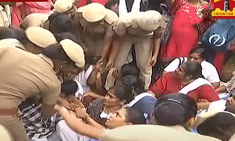 பணி நிரந்தரம் உள்ளிட்ட கோரிக்கைகளை வலியுறுத்தி தேனாம்பேட்டை டிஎம்எஸ் வளாகத்தில் செவிலியர்கள் போராட்டம்