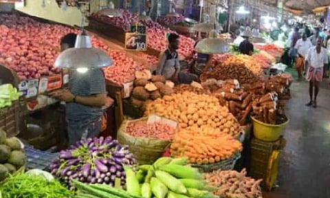 வரத்து குறைவு எதிரொலி: கோயம்பேடு மார்க்கெட்டில் காய்கறி விலை உயர்ந்தது - பழங்களின் விலையும் அதிகரித்தது