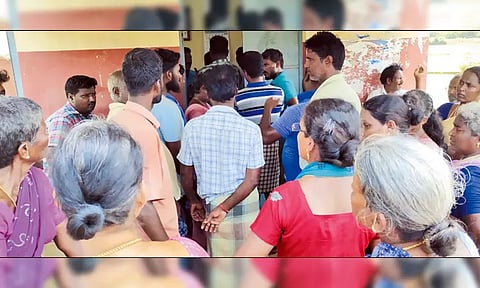 தாசில்தாரை முற்றுகையிட்ட கிராம மக்கள்