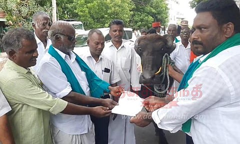 எருமையிடம் மனு கொடுத்து விவசாயிகள் நூதன போராட்டம்