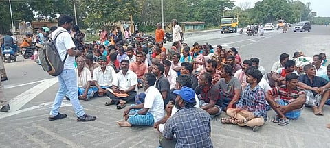 அரூரில்காய்ச்சலால் பாதிக்கப்பட்ட மாணவர் உயிரிழப்புஉறவினர்கள் சாலை மறியலால் பரபரப்பு