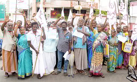 100 நாள் வேலை திட்டத்தில் ஊதியம் வழங்கக்கோரி மாற்றுத்திறனாளிகள் ஆர்ப்பாட்டம்