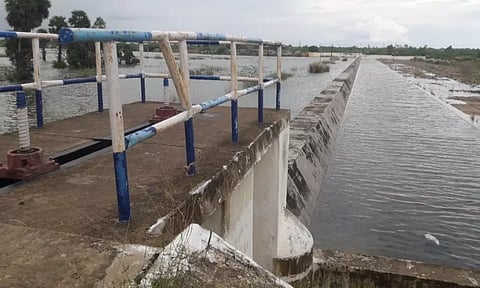 ரூ.7½ கோடியில் கட்டப்பட்ட தடுப்பணைக்கு ஆபத்து