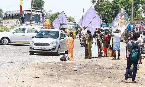 கொட்டும் மழையிலும், கொளுத்தும் வெயிலிலும் அல்லல்படும் பயணிகள்