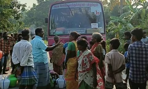 அரசு பஸ்சை சிறைபிடித்து கிராமமக்கள் மறியல்