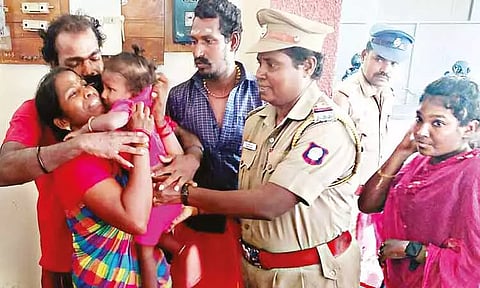 திருச்செந்தூரில் கடத்தப்பட்ட 1½ வயது குழந்தை பெற்றோரிடம் ஒப்படைப்பு