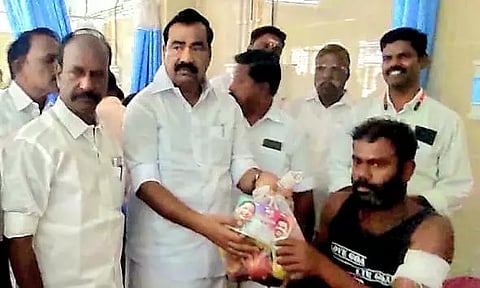 வெடி விபத்தில் காயம் அடைந்தவர்களுக்கு அ.தி.மு.க.வினர் ஆறுதல்