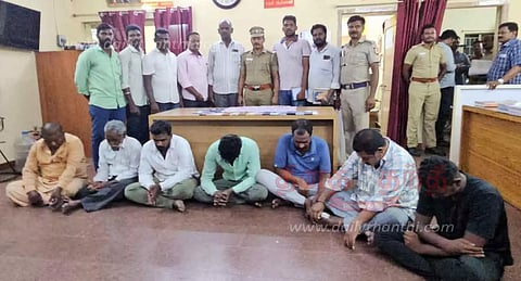 பெங்களூரு வியாபாரியிடம் மோசடி செய்த பெண் உள்பட 8 பேர் கைது