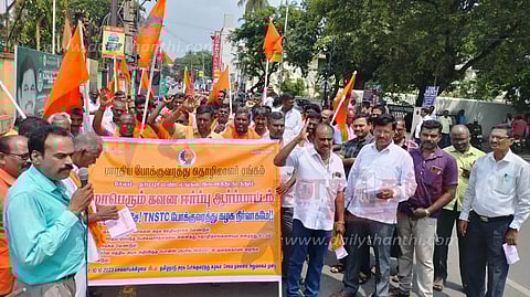 சேலத்தில்போக்குவரத்து தொழிலாளர்கள் ஆர்ப்பாட்டம்