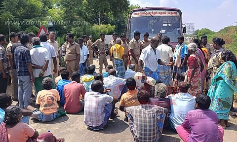 பாதை வேண்டி பொதுமக்கள் சாலை மறியல்