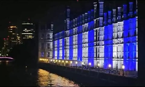 இஸ்ரேலுக்கு ஆதரவு; வெள்ளை, நீல விளக்கொளியில் ஜொலித்த இங்கிலாந்து நாடாளுமன்றம்