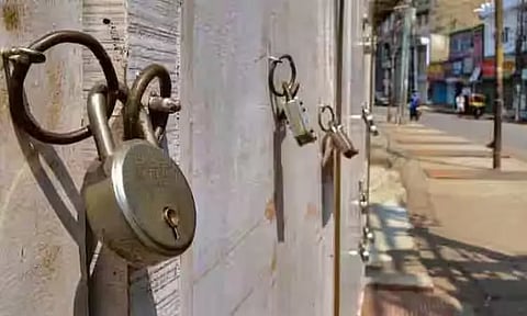 காவிரியில் தண்ணீர் திறக்காத கர்நாடக அரசை கண்டித்து டெல்டா மாவட்டங்களில் கடையடைப்பு போராட்டம்