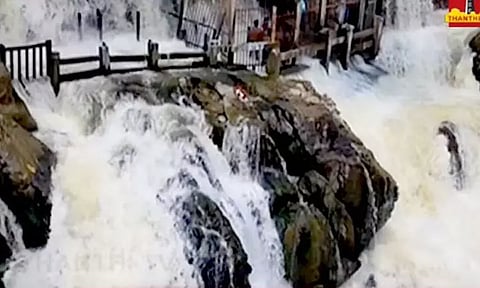 ஒகேனக்கல் காவிரி ஆற்றில் நீர்வரத்து 9,500 கன அடியாக அதிகரிப்பு..!