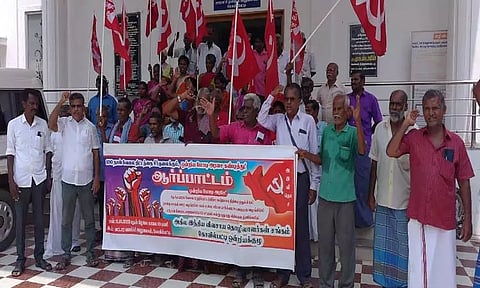 கோவில்பட்டி பகுதியில் நூறுநாள் வேலை திட்ட தொழிலாளர்களுக்கு மூன்று மாதங்களாக வழங்காத நிலுவை கூலியை வட்டியுடன் வழங்க வலியுறுத்தி நேற்று யூனியன் அ்லுவலகத்தை முற்றுகையிட்டு விவசாய தொழிலாளர்கள் ஆர்ப்பாட்டம் நடத்தினர்.