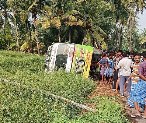 பரமத்திவேலூர் அருகேமினி பஸ் கவிழ்ந்து பள்ளி மாணவிகள் உள்பட 16 பேர் காயம்கலெக்டர் உமா நேரில் ஆறுதல்