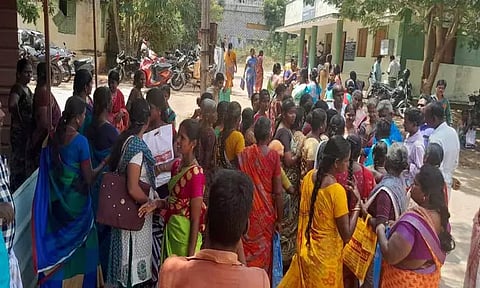 இலவச வீட்டுமனை பட்டா வழங்க வேண்டும்