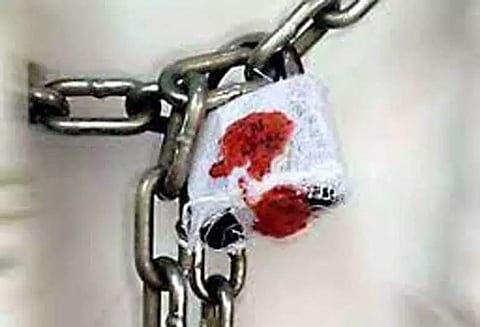 தூத்துக்குடி மாவட்டத்தில் கடந்த 2 மாதங்களில் புகையிலை கலந்த உணவு பொருட்களை விற்ற 14 கடைகளுக்கு உணவு பாதுகாப்புத்துறை அலுவலர்கள் சீல் வைத்துள்ளனர்.