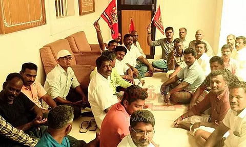 பொதுப்பணித்துறை அலுவலகத்தை வவுச்சர் ஊழியர்கள் முற்றுகை