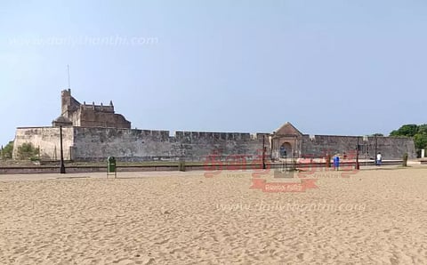 காவிரியில் தண்ணீர் திறந்து விட மறுக்கும் கர்நாடகா அரசை கண்டித்து பகுதியில் கடையடைப்பு போராட்டம்