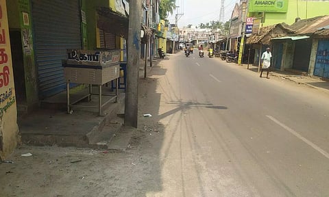 காவிரியில் தண்ணீர் தராத கர்நாடக அரசை கண்டித்து சிதம்பரம், காட்டுமன்னார்கோவிலில் கடையடைப்பு போராட்டம்