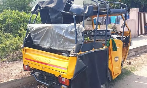 கடலூரில் ஆட்டோ கவிழ்ந்து கல்லூரி மாணவர் பலி மாணவிகள் உள்பட 8 பேர் காயம்