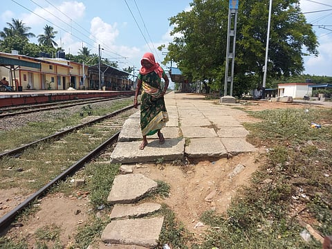 ரெயில் நிலைய நடைமேடைக்கு செல்லும் பாதையை சீரமைக்க வேண்டும்