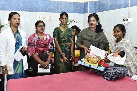 தேனி அரசு மருத்துவமனையில் பெண் குழந்தை பெற்றெடுத்த தாய்மார்களுக்கு சான்றிதழ்