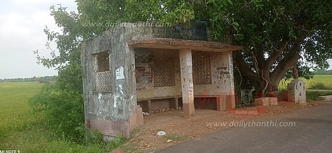 சேதமடைந்த பயணிகள் நிழலகம் சீரமைக்கப்படுமா?