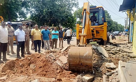 சாலையோர ஆக்கிரமிப்புகள் அகற்றும் பணி தொடக்கம்