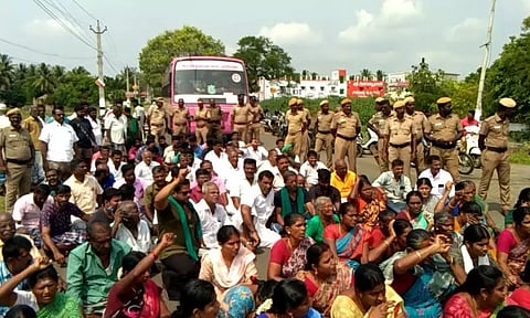 கழிவுநீர் கலப்பதை கண்டித்து பொதுமக்கள் மறியல்