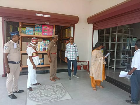 பட்டாசு கடைகளில் மாவட்ட வருவாய் அலுவலர் ஆய்வு