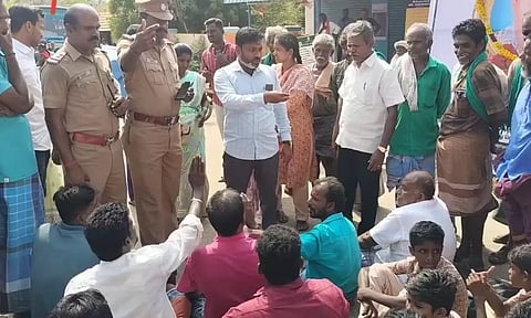 ஒலியமங்கலம்-சுந்தம்பட்டி சாலையை சீரமைக்கக்கோரி பொதுமக்கள் மறியல்