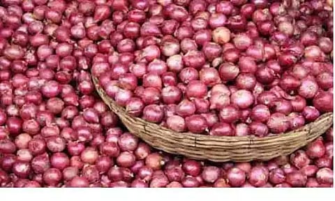 திருச்சி காந்தி மார்க்கெட்டில் சதம் அடித்த சின்ன வெங்காயம்