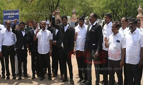 நெல்லையில் வக்கீல்கள் ஆர்ப்பாட்டம்