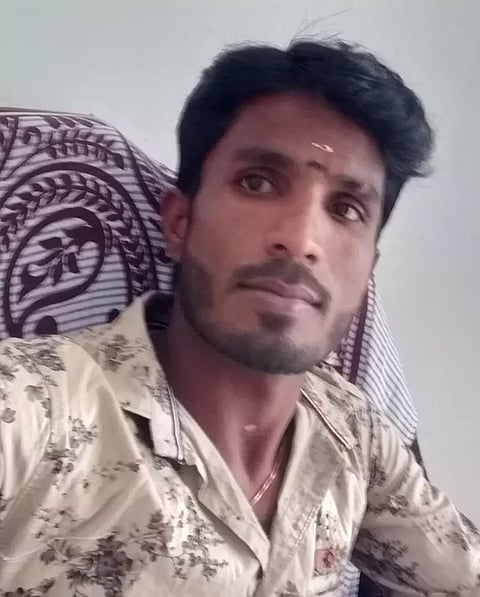 மனைவியின் கண் முன்னே தொழிலாளி வெட்டிக்கொலை