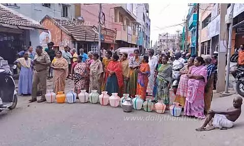 குடிநீர் கேட்டு காலிக்குடங்களுடன் பெண்கள் மறியல்