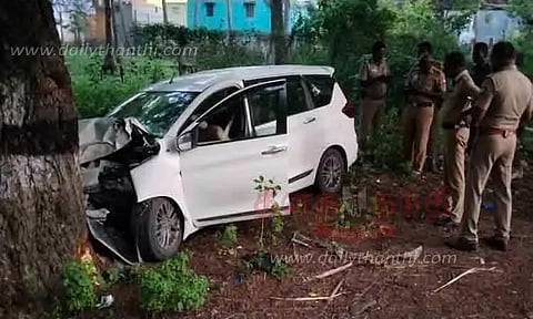 மரத்தில் கார் மோதியது; 3 பேர் படுகாயம்