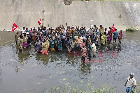 ஊதிய உயர்வு உள்ளிட்ட கோரிக்கைகளை வலியுறுத்திதிருமணிமுத்தாற்றில் இறங்கி தூய்மை பணியாளர்கள் போராட்டம்சேலத்தில் பரபரப்பு