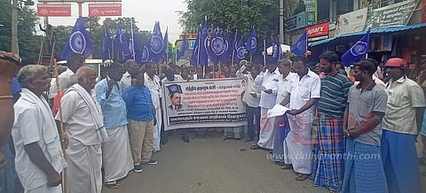 தாத்தியம்பட்டியில் பகுதி நேர ரேஷன் கடை திறக்கக்கோரி ஓமலூரில் இந்திய குடியரசு கட்சியினர் ஆர்ப்பாட்டம்